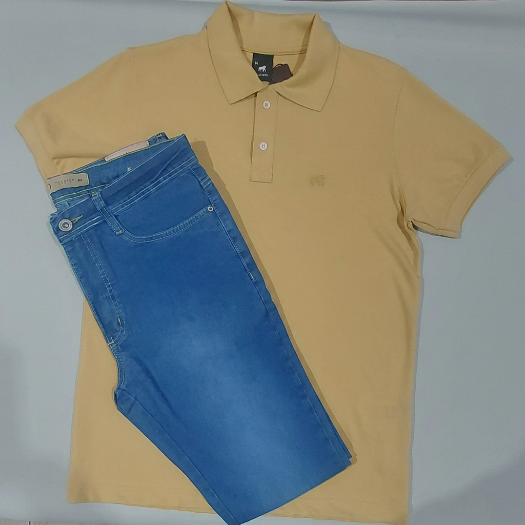 Modelo vestindo Marinho + Chino Areia