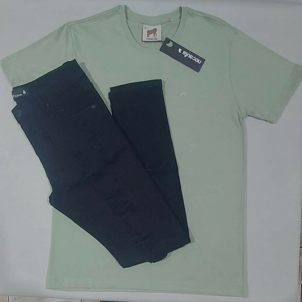 Modelo vestindo Branca + Jeans Médio